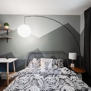 Spacious With Ensuite Bathroom Near Subway, Koreatown & Uoft Homestay Toronto